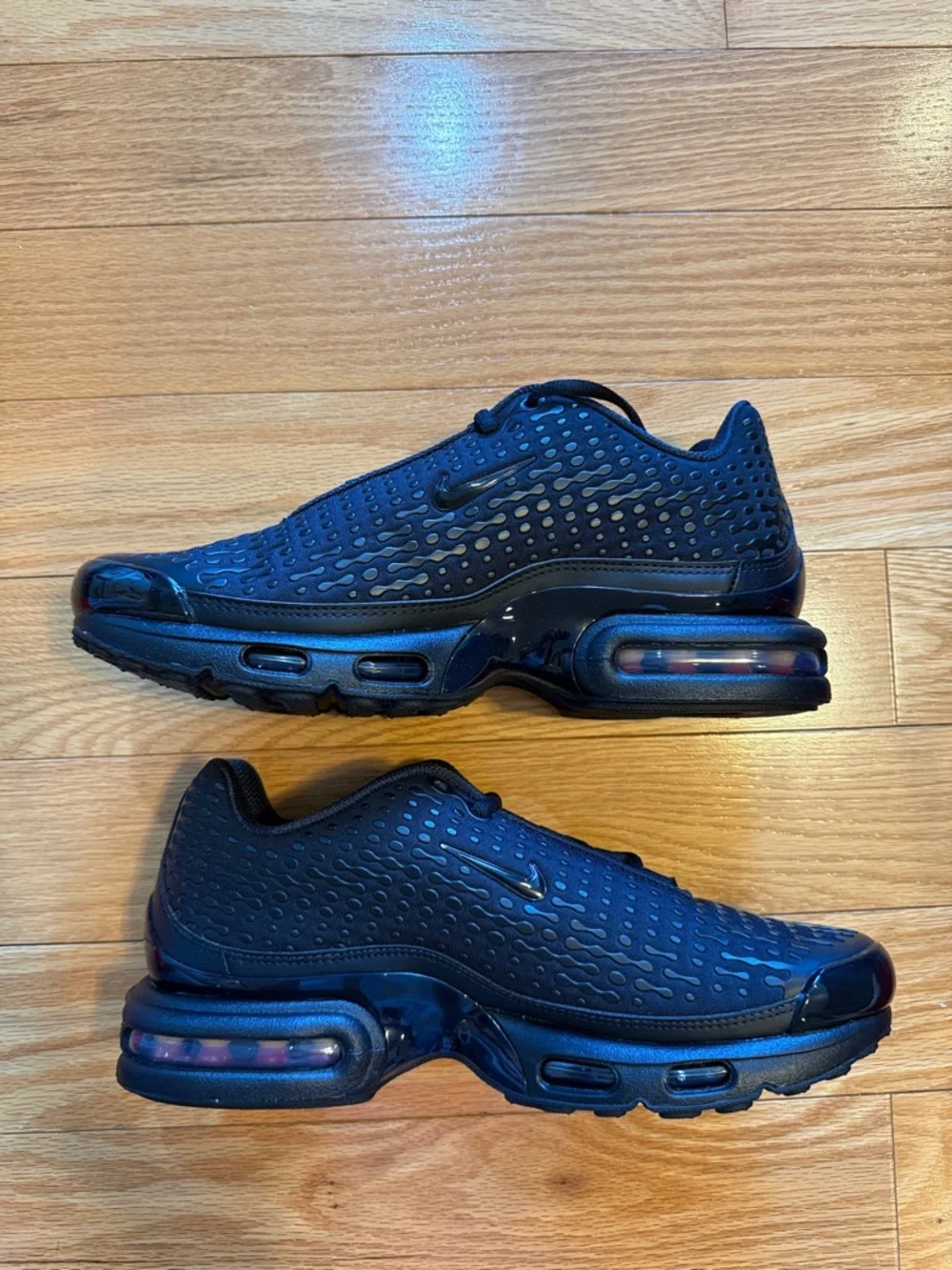 Nike Men's Black Air Max Plus TN Sneakers - Picture 3 of 10